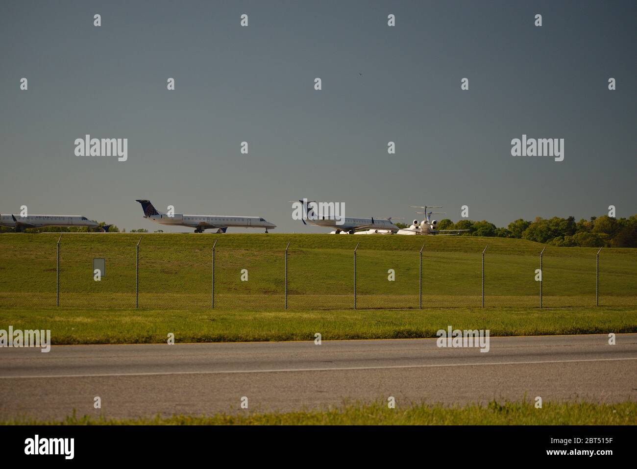 Planes idle on the tarmac Stock Photo - Alamy