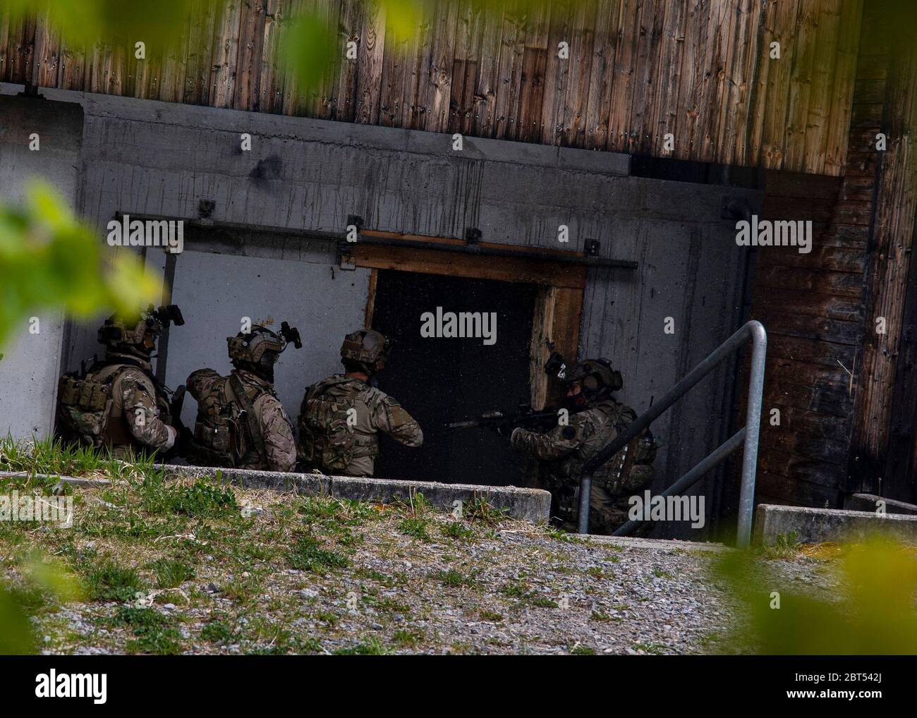 U.S. Army Green berets assigned to the 1st Battalion, 10th Special Forces Group infiltrate into a building as part of Close Quarter Battle (CQB) training, May 5, 2020. Local missions are designed to maintain proficiency. (U.S. Army photo by Staff Sgt. Thomas Mort) Stock Photo