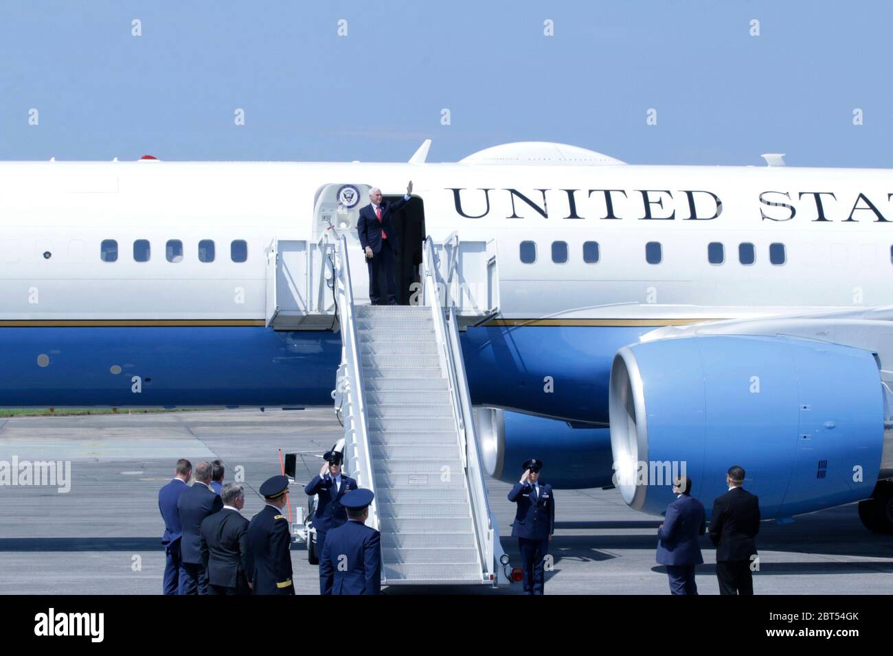 Vice President Mike Pence waves to the crowd as he deplanes Air Force Two on Dobbins Air Reserve Base in Marietta, Ga., May 22, 2020. This is the first official visit by the White House to Georgia since Governor Brian Kemp reopened the state during the COVID-19 pandemic.     (U.S. Army National Guard photo by Capt. Bertrice Smith) Stock Photo