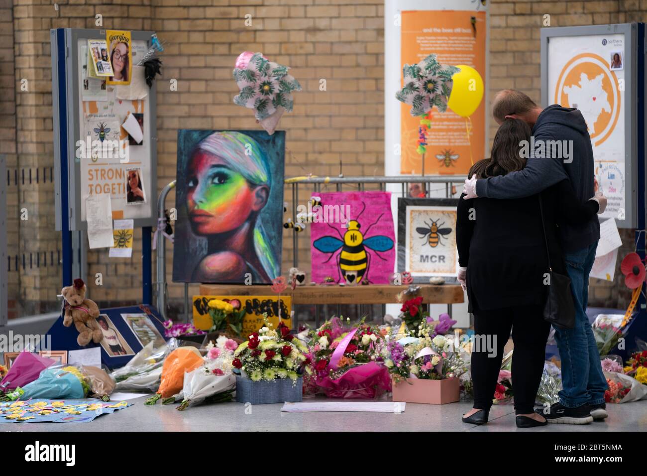 Manchester, May 22. 22nd May, 2017. People grieve at a memorial of the Manchester Arena attack in Manchester, Britain, May 22, 2020. Manchester on Friday marked the third anniversary of the terrorist attack which killed 22 people and injured hundreds. The attack happened when Salman Abedi detonated a bomb at the end of a concert by U.S. pop singer Ariana Grande on May 22, 2017. Credit: Jon Super/Xinhua/Alamy Live News Stock Photo