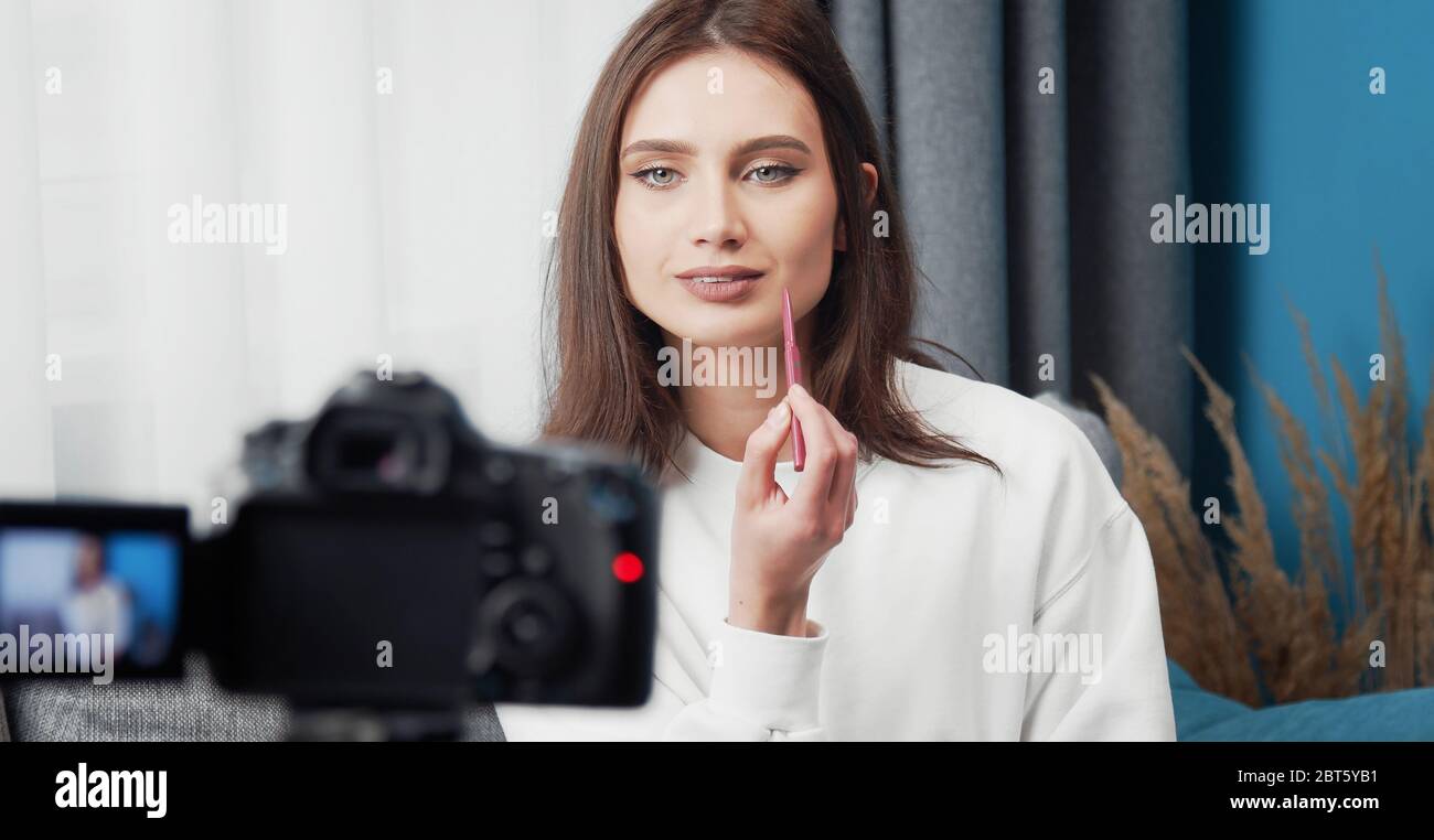Makeup tutorial hi-res stock photography and images - Alamy