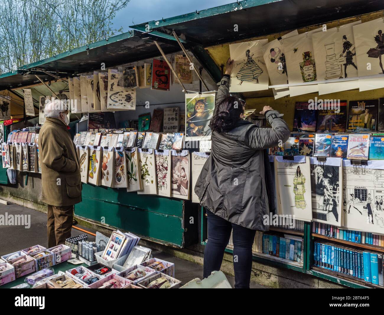 Outdoor bookseller 'bouquiniste' on banks of river Seine, Paris, France. Stock Photo