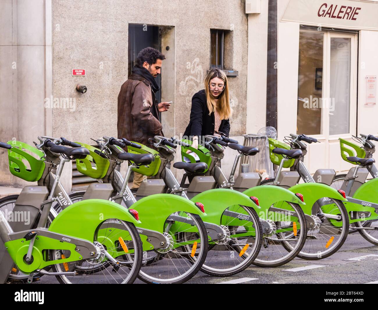 Paris bike hire hires stock photography and images Alamy