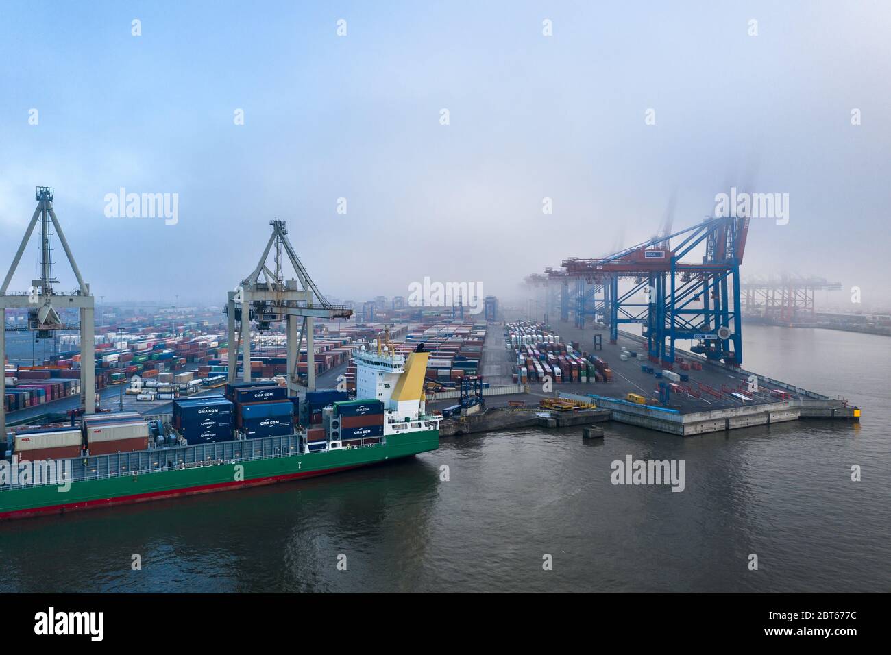 Burchardkai Terminal in the port of Hamburg on a foggy day Stock Photo