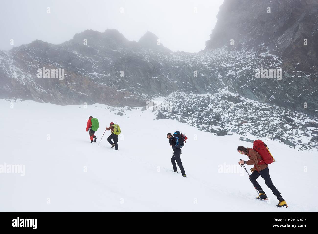 Big group young hikers hi-res stock photography and images - Alamy