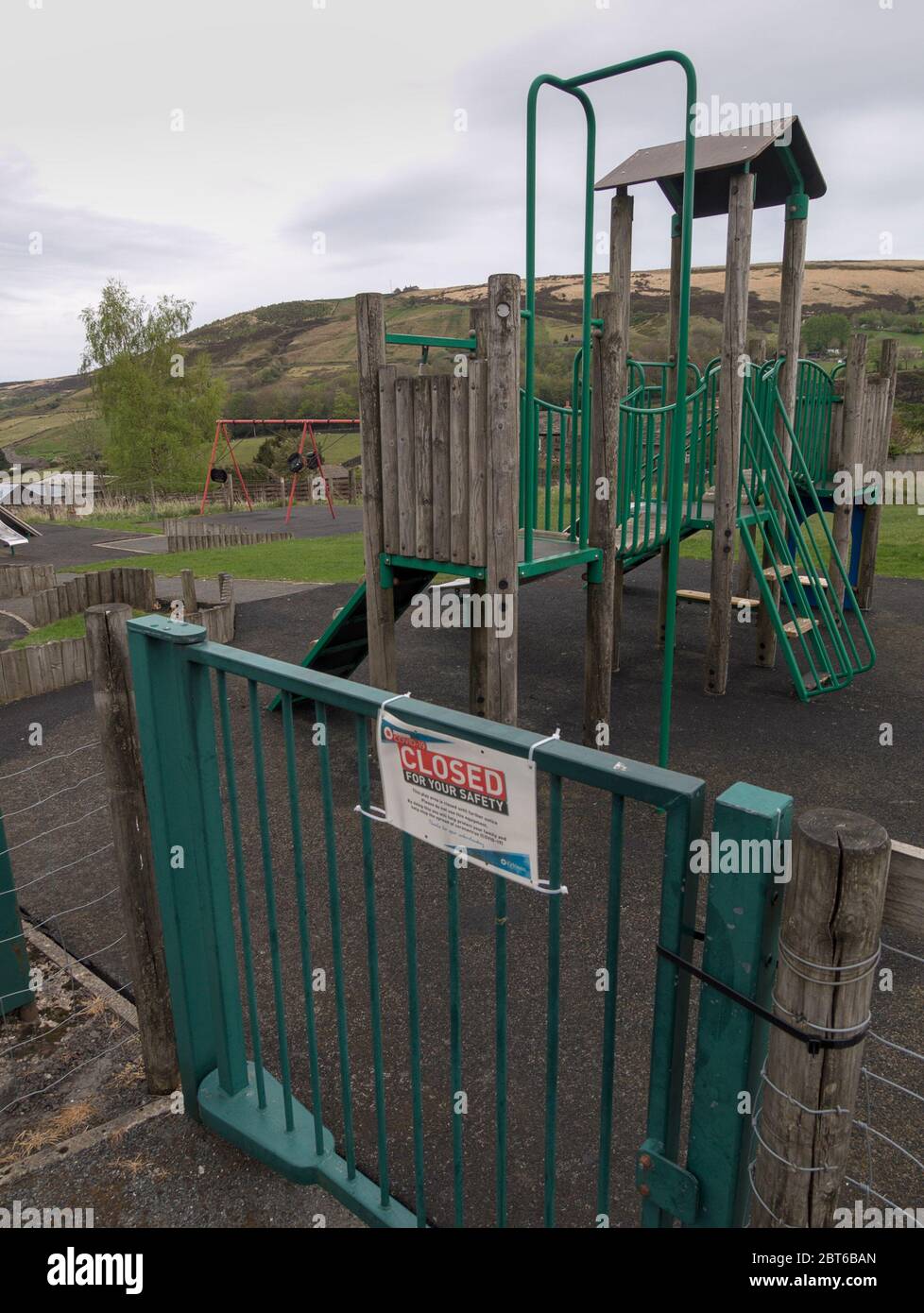 Closure sign due to Coranavirus (covid-19) pandemic on the children's play ground at Mount Road, Hard End, Netherley, Marsden. Stock Photo