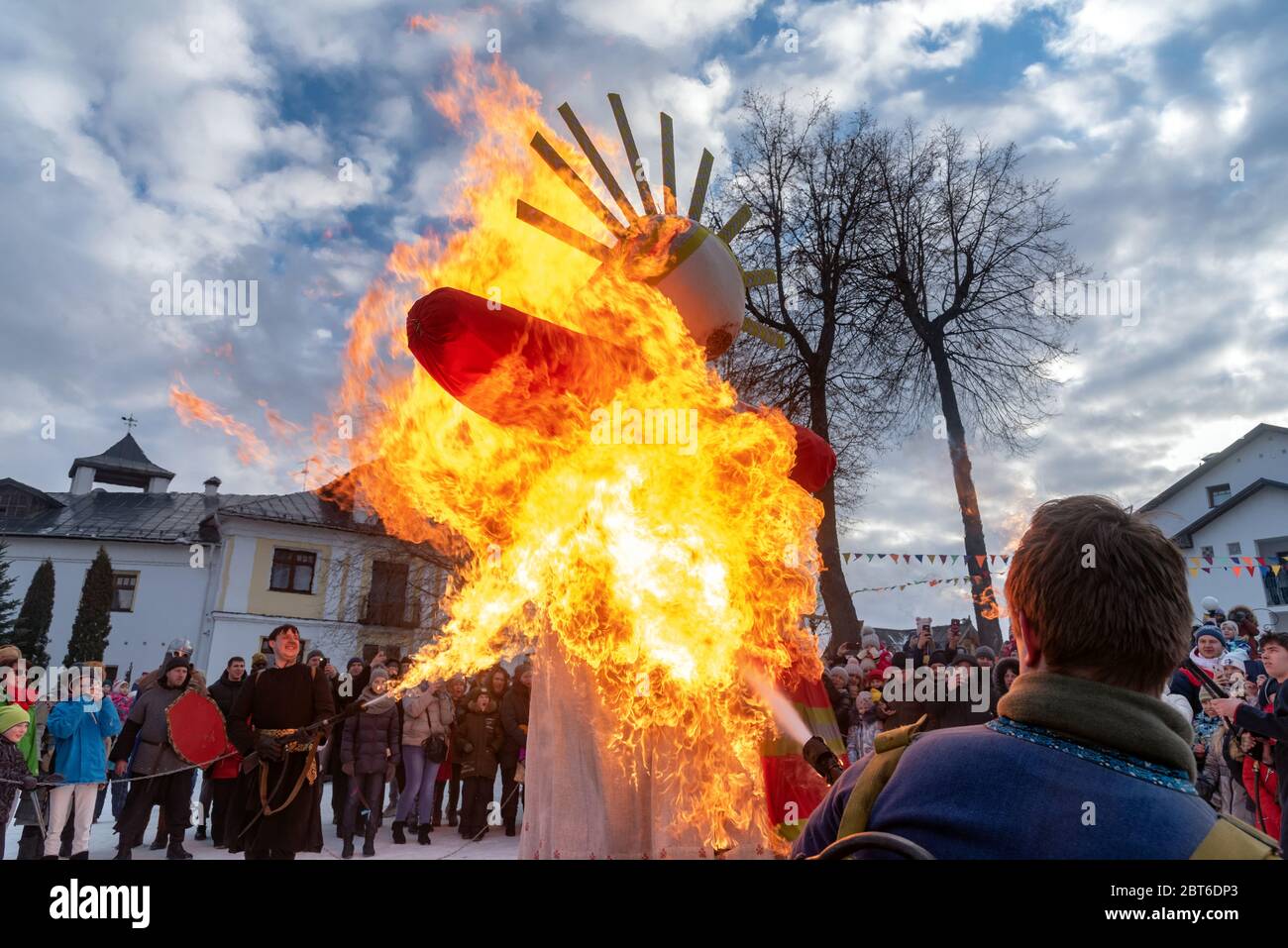 Burning of scarecrow to celebrate the arrival of spring on holiday Maslenitsa in Suzdal, Russia. Maslenitsa is an Eastern Slavic religious festival. Stock Photo