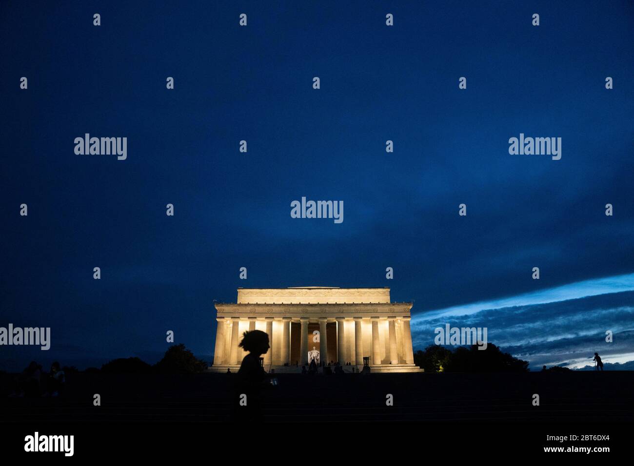 Washington, USA. 22nd May, 2020. People visit the Lincoln Memorial in Washington, DC, the United States, on May 22, 2020. As of Friday night, the United States has reported over 1.6 million cases of COVID-19, according to Johns Hopkins University. Credit: Liu Jie/Xinhua/Alamy Live News Stock Photo