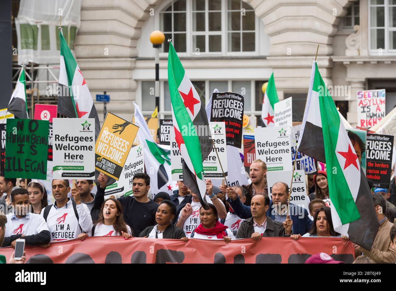 ‘Refugees Welcome Here’ march from Park Lane to Parliament Square to show solidarity with refugees, Piccadilly, London, UK.  17 Sep 2016 Stock Photo