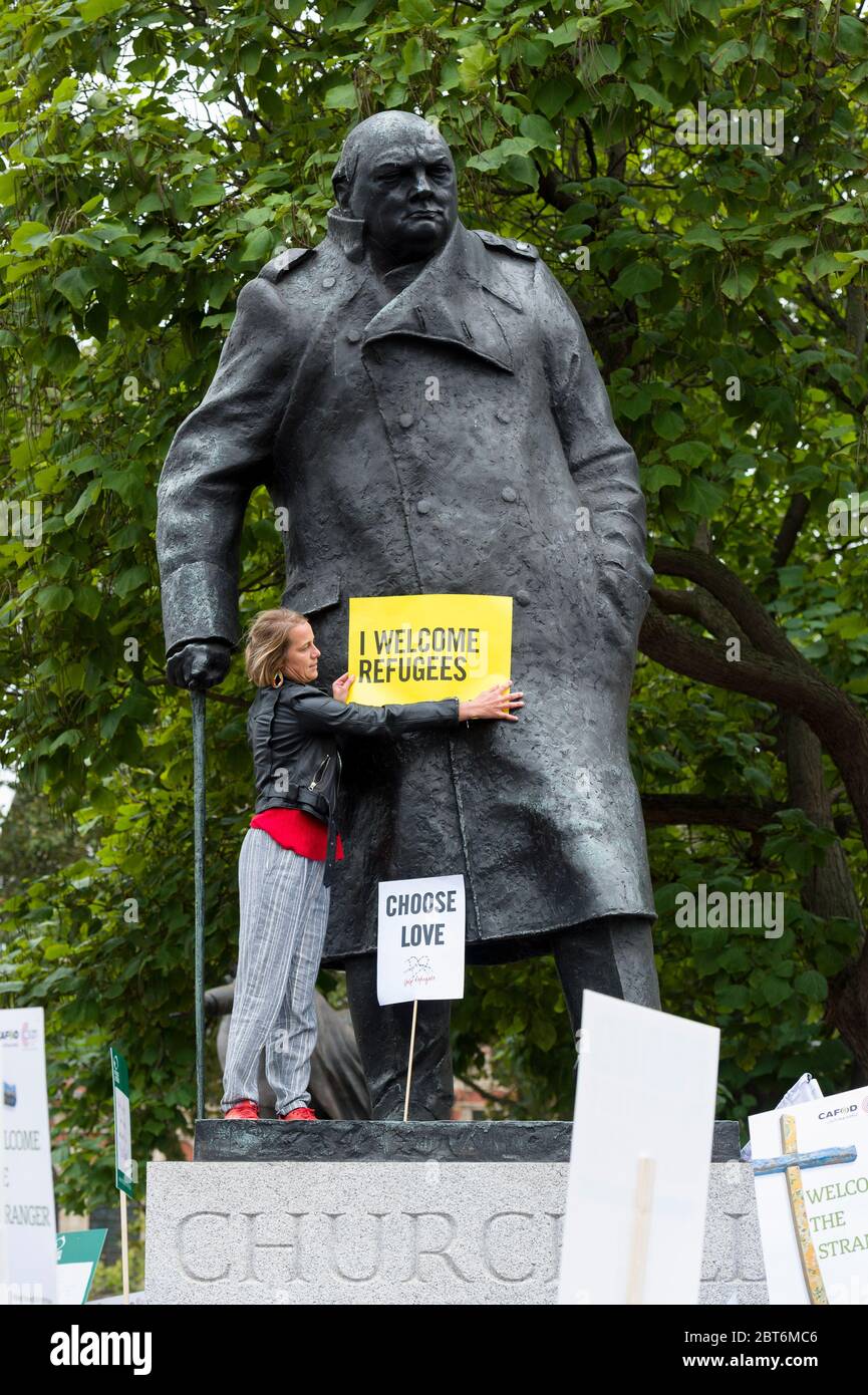 ‘Refugees Welcome Here’ march from Park Lane to Parliament Square to show solidarity with refugees, Parliament Square, London, UK.  17 Sep 2016 Stock Photo