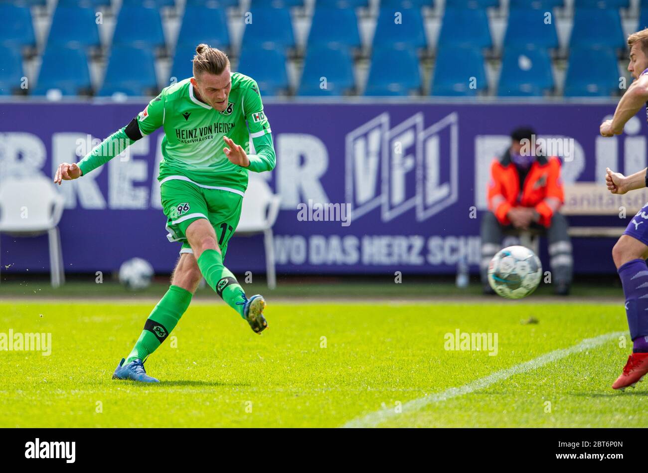 23 May 2020 Lower Saxony Osnabruck Football 2nd Bundesliga Vfl Osnabruck Hannover 96 27th Matchday At Bremer Brucke Hannover S Marvin Ducksch L Scores Against Osnabruck S David Blacha Photo Guido Kirchner Dpa Pool Dpa