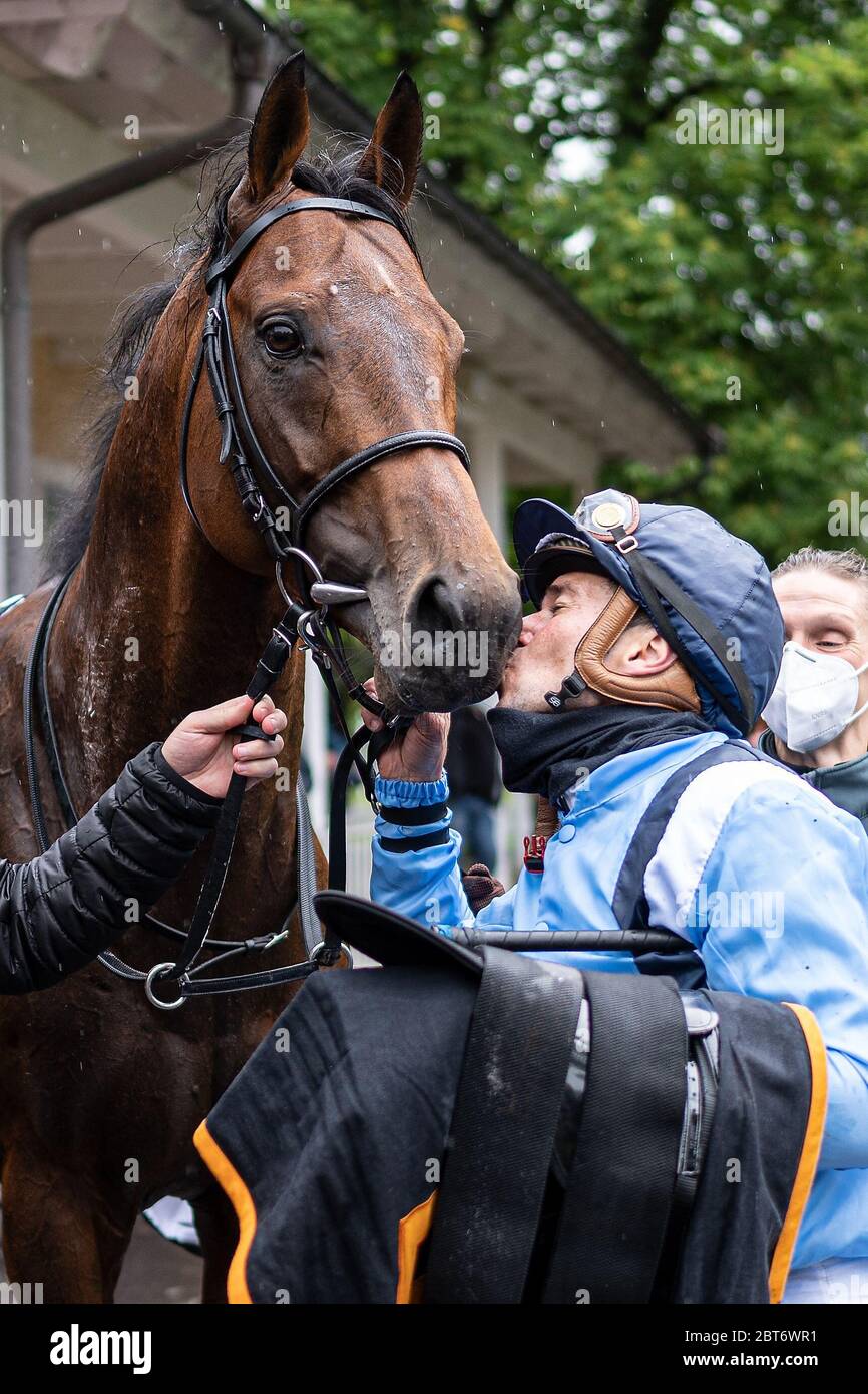 Iffezheim, Deutschland. 23rd May, 2020. Horse kiss at the silver whip (5th  race). Winner Vladimir Panov kissed his victorious horse Namos. GES/Gallop  Sport/Iffezheim Spring Metting, May 23, 2020 May 23, 2020 Horseracing