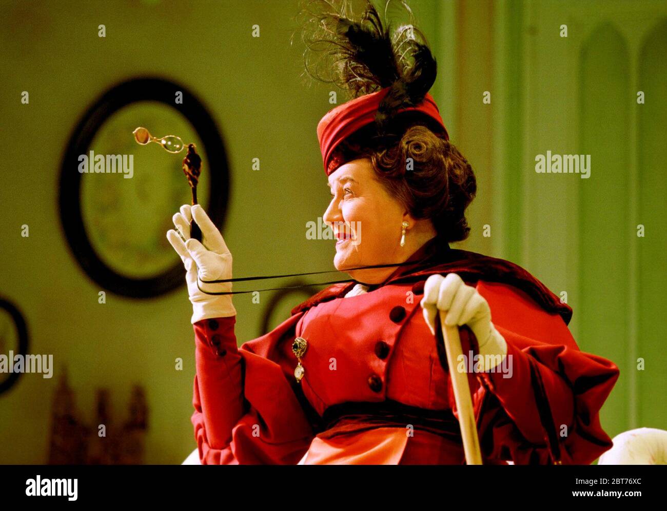 Patricia Routledge (Lady Bracknell) in THE IMPORTANCE OF BEING EARNEST by Oscar Wilde at the Savoy Theatre, London WC2 23/01/2001  design: Peter Rice director: Christopher Morahan Stock Photo