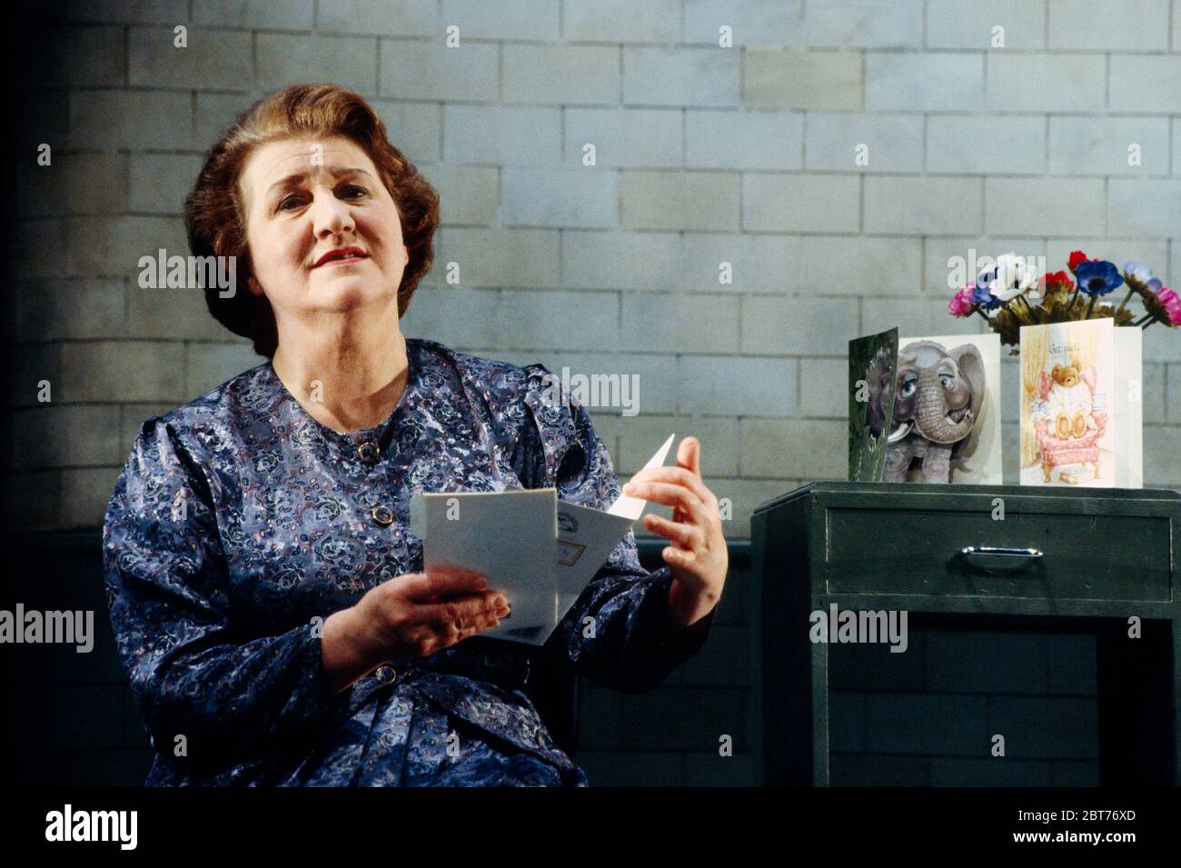 Patricia Routledge in A LADY OF LETTERS, part of TALKING HEADS by Alan Bennett at the Comedy Theatre, London SW1 27/01/1992 design: Simon Higlett lighting: Paul Pyant director: Alan Bennett Stock Photo