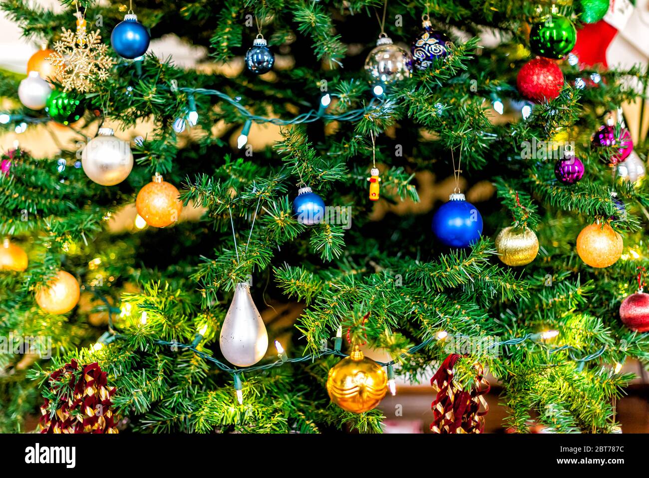 Gold wire christmas tree hi-res stock photography and images - Alamy