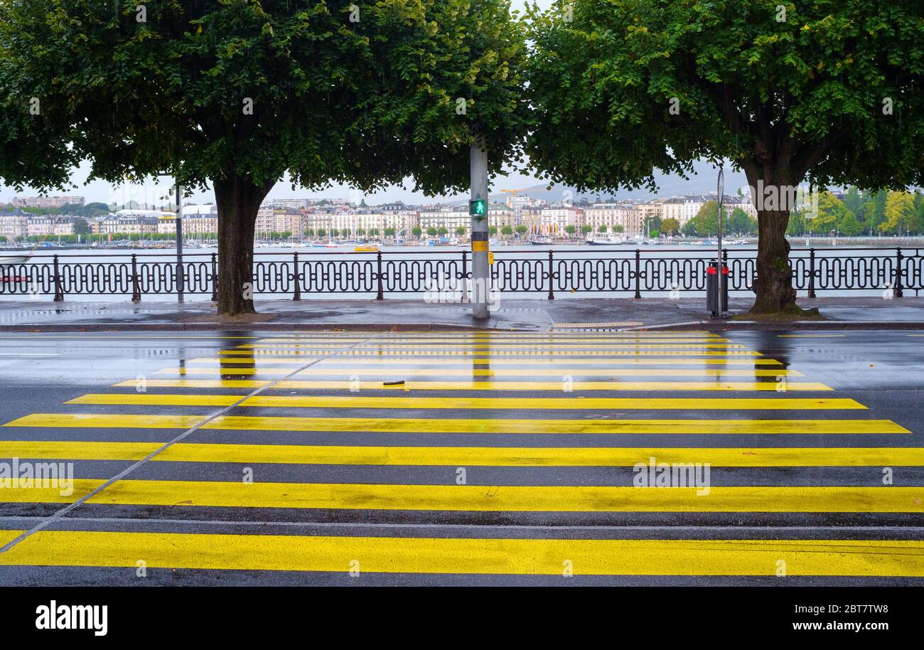 Green light on a pedestrian traffic light hi-res stock photography and ...