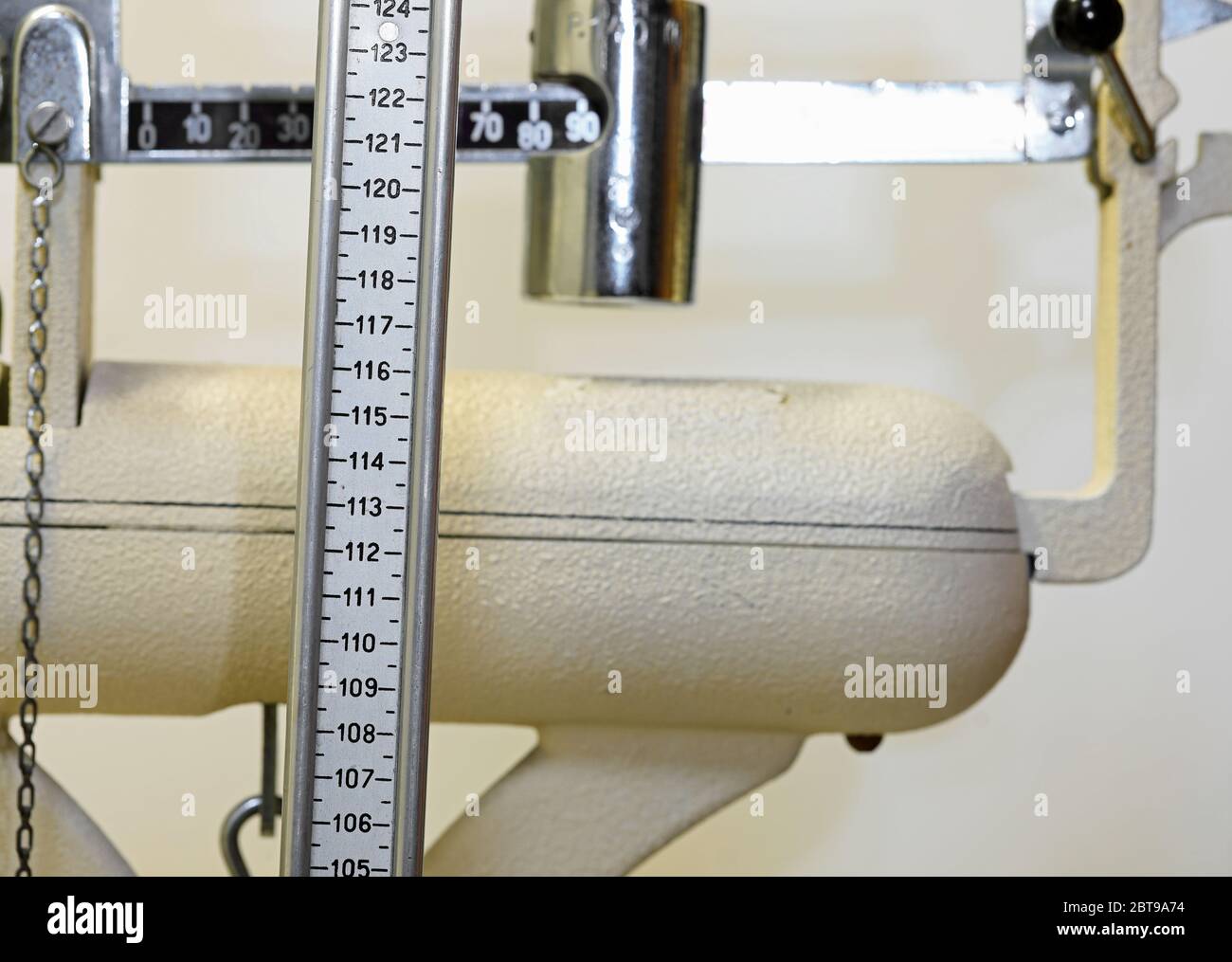 https://c8.alamy.com/comp/2BT9A74/vintage-bathroom-scale-with-rod-with-measure-for-patient-measurement-in-the-medical-clinic-during-exams-2BT9A74.jpg
