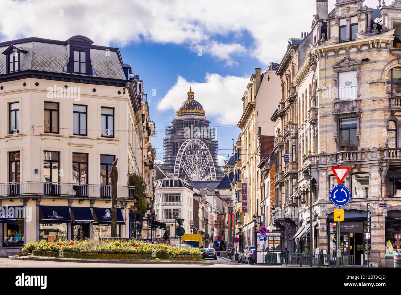 Brussels Old Town - Belgium - 05 17 2019 - Diagonal Facade Of The Mediamarkt  And Inno Shopping Mall In The Rue Neuve, The Main Shopping Street Stock  Photo, Picture and Royalty Free Image. Image 183093290.