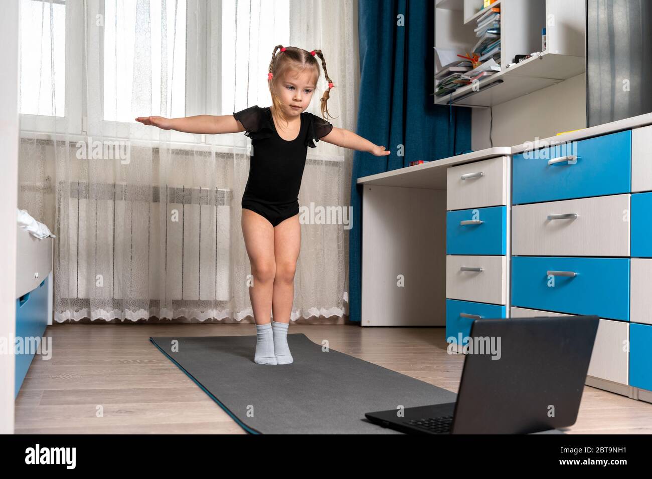 Figure 4 pose yoga hi-res stock photography and images - Alamy