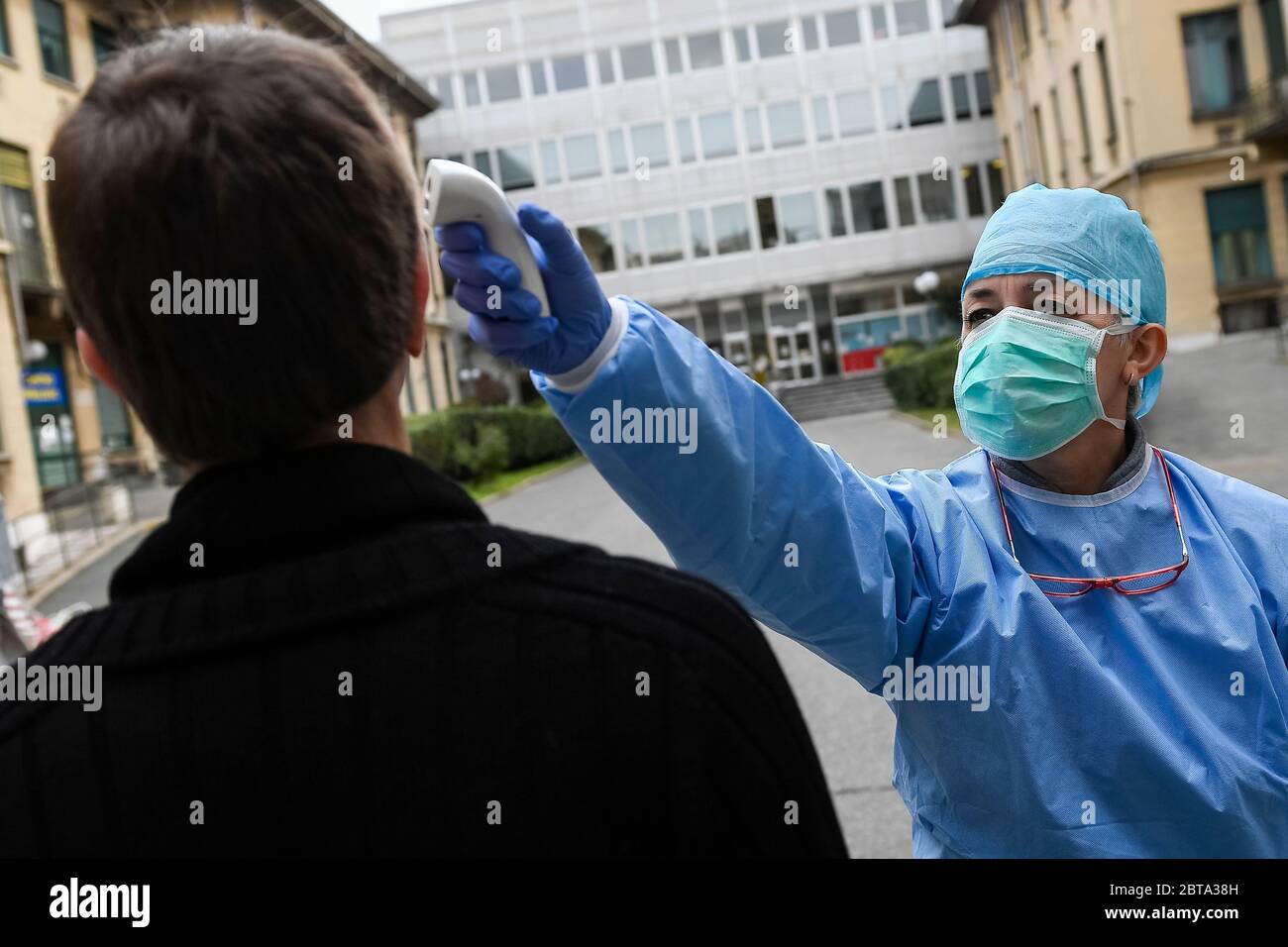 Turin, Italy - 16 March, 2020: A nurse measures temperature of a man for pre triage, to carry out coronavirus infection control tests. The Italian government imposed unprecedented restrictions to halt the spread of COVID-19 coronavirus outbreak, among other measures people movements are allowed only for work, for buying essential goods and for health reasons. Credit: Nicolò Campo/Alamy Live News Stock Photo