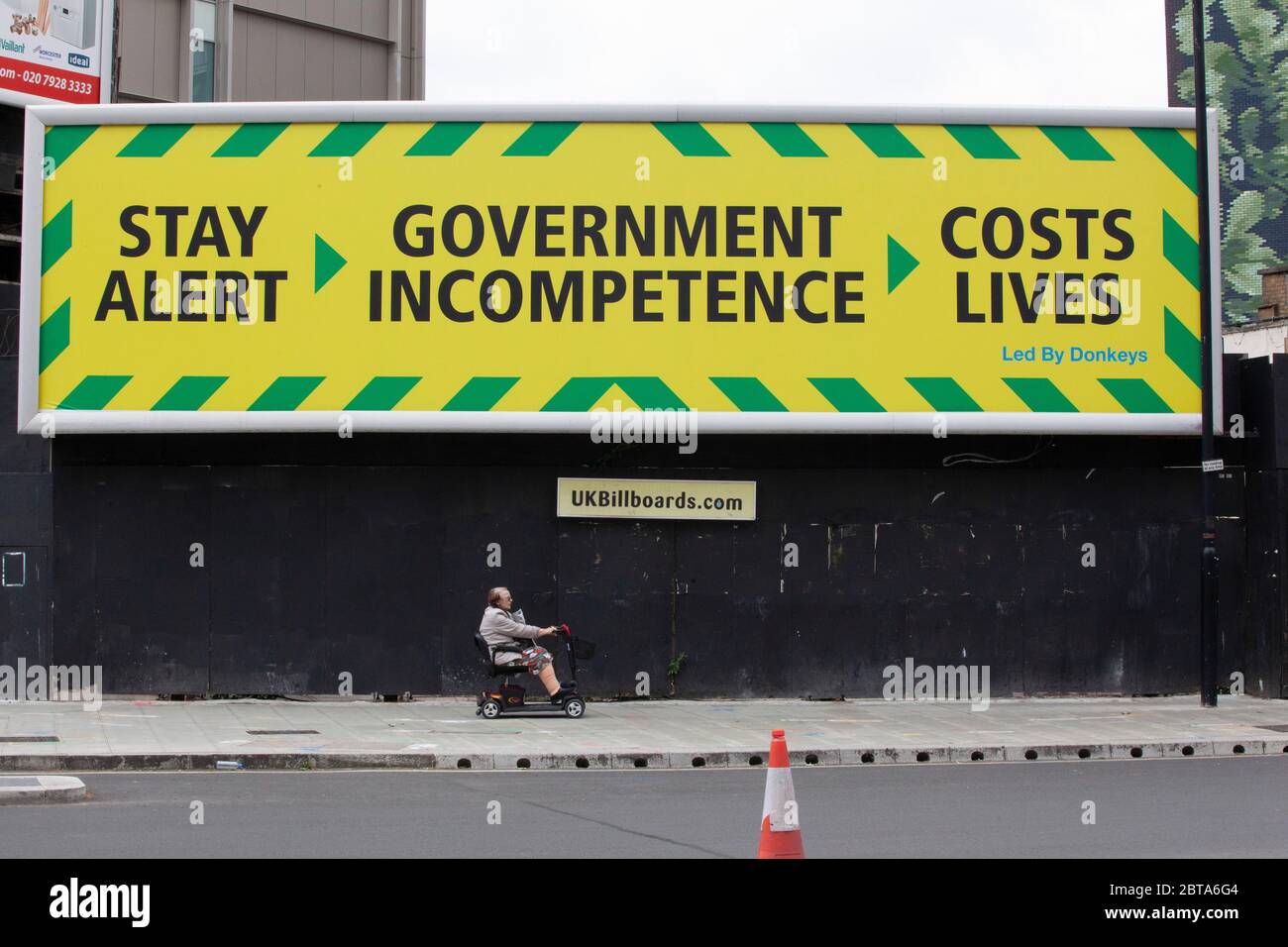 London, UK: 24 May 2020: Campaign group Led By Donkeys erected a pair of billboards spoofing the Government's Stay Alert slogan by adding 'Government Incompetence Costs Lives'. A second poster shows a graph of numbers of deaths in different countries, with the UK having the second highest number of deaths globally, after the USA. Anna Watson/Alamy Llive News Stock Photo