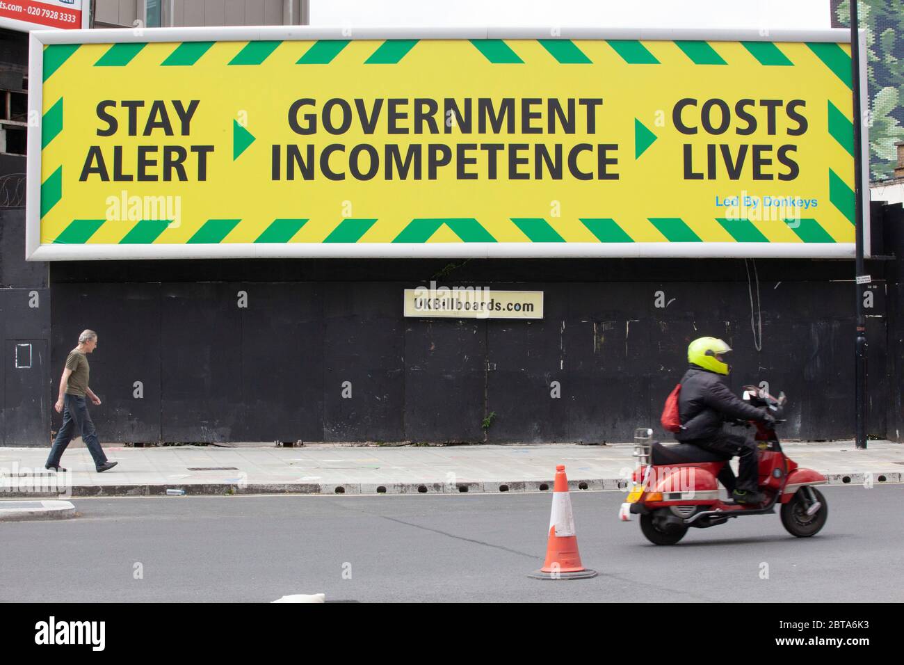 London, UK: 24 May 2020: Campaign group Led By Donkeys erected a pair of billboards spoofing the Government's Stay Alert slogan by adding 'Government Incompetence Costs Lives'. A second poster shows a graph of numbers of deaths in different countries, with the UK having the second highest number of deaths globally, after the USA. Anna Watson/Alamy Llive News Stock Photo
