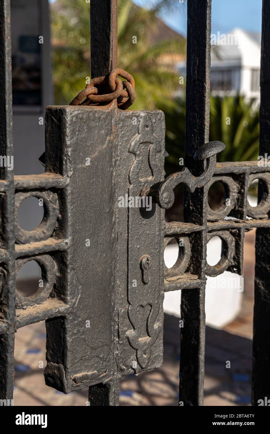 Wrought iron gate lock hires stock photography and images Alamy