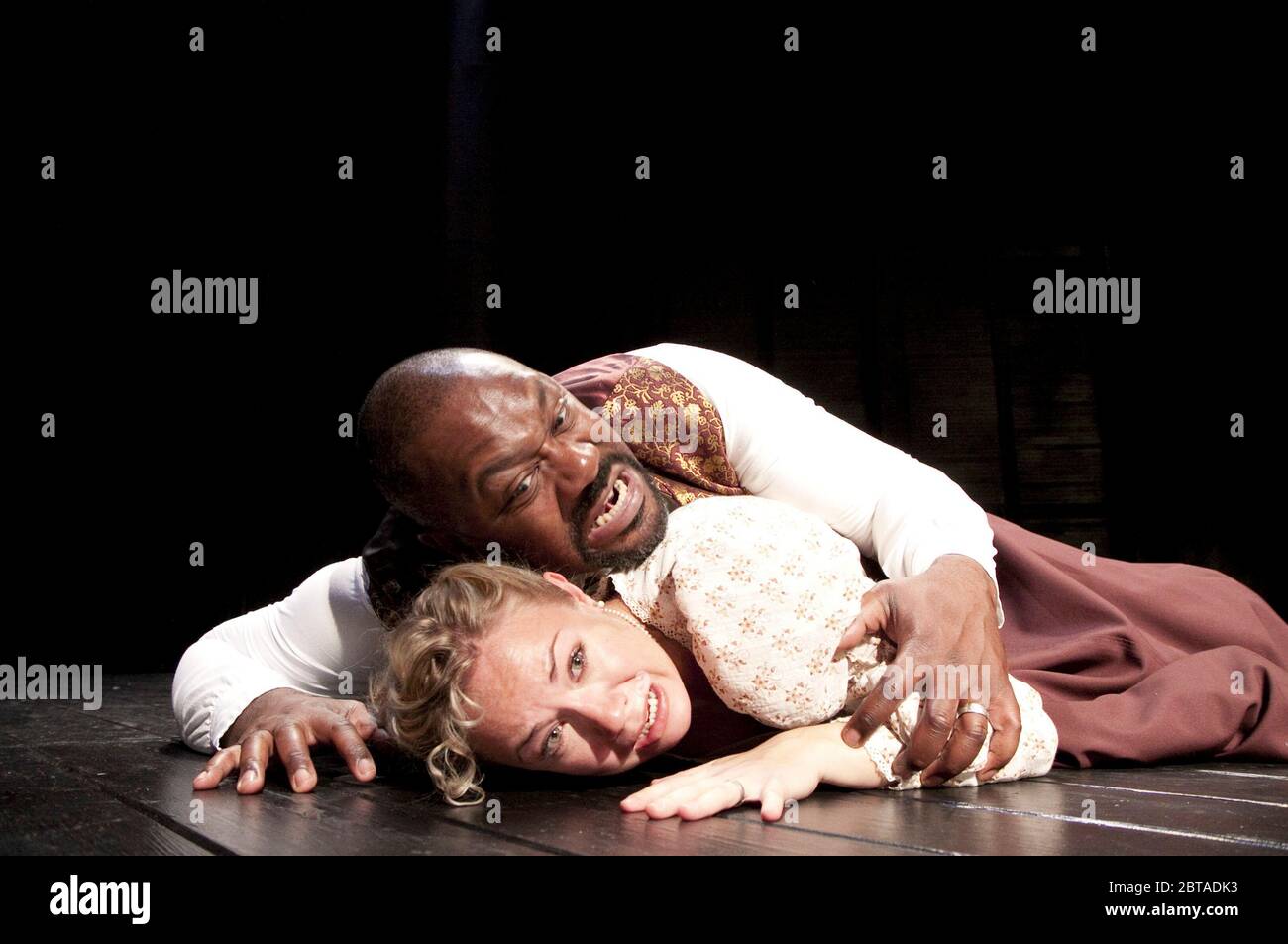 Lenny Henry (Othello), Jessica Harris (Desdemona) in OTHELLO by Shakespeare at Trafalgar Studios 1, London SW1  18/09/2009  a Northern Broadsides / West Yorkshire Playhouse co-production set design: Ruari Murchison costumes: Stephen Snell lighting: Guy Hoare director: Barrie Rutter Stock Photo