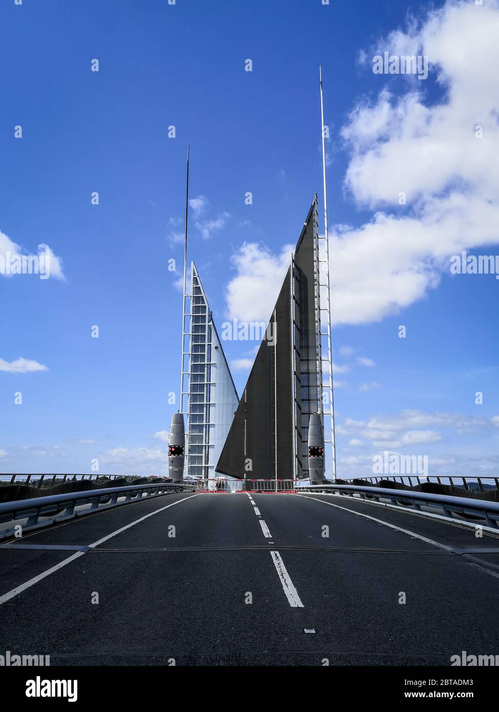 Poole, UK. 24th May, 2020. Poole, UK. Sunday 24 May 2020. The Poole Twin Sails bridge is stuck in the open position as it awaits repairs. It is currently closed to traffic and pedestrians. Credit: Thomas Faull/Alamy Live News Stock Photo