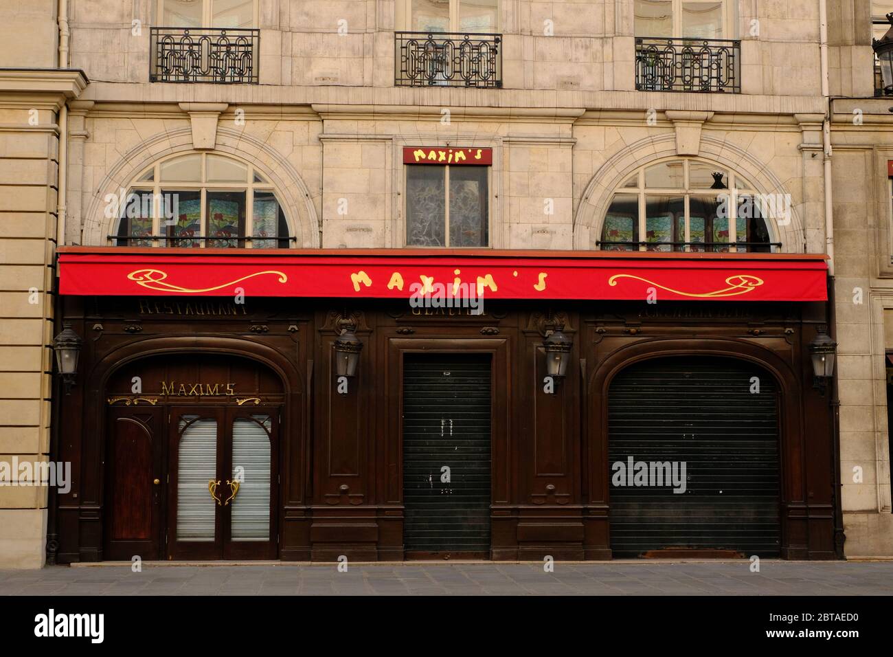 Paris, Ile de France, France. 24th May, 2020. Famous Restaurent Maxim's are closed.Life slowly take back in the streets of Paris.Out of containment, Parisians between fear of being contaminated and the need for freedom. Credit: Pierre Stevenin/ZUMA Wire/Alamy Live News Stock Photo