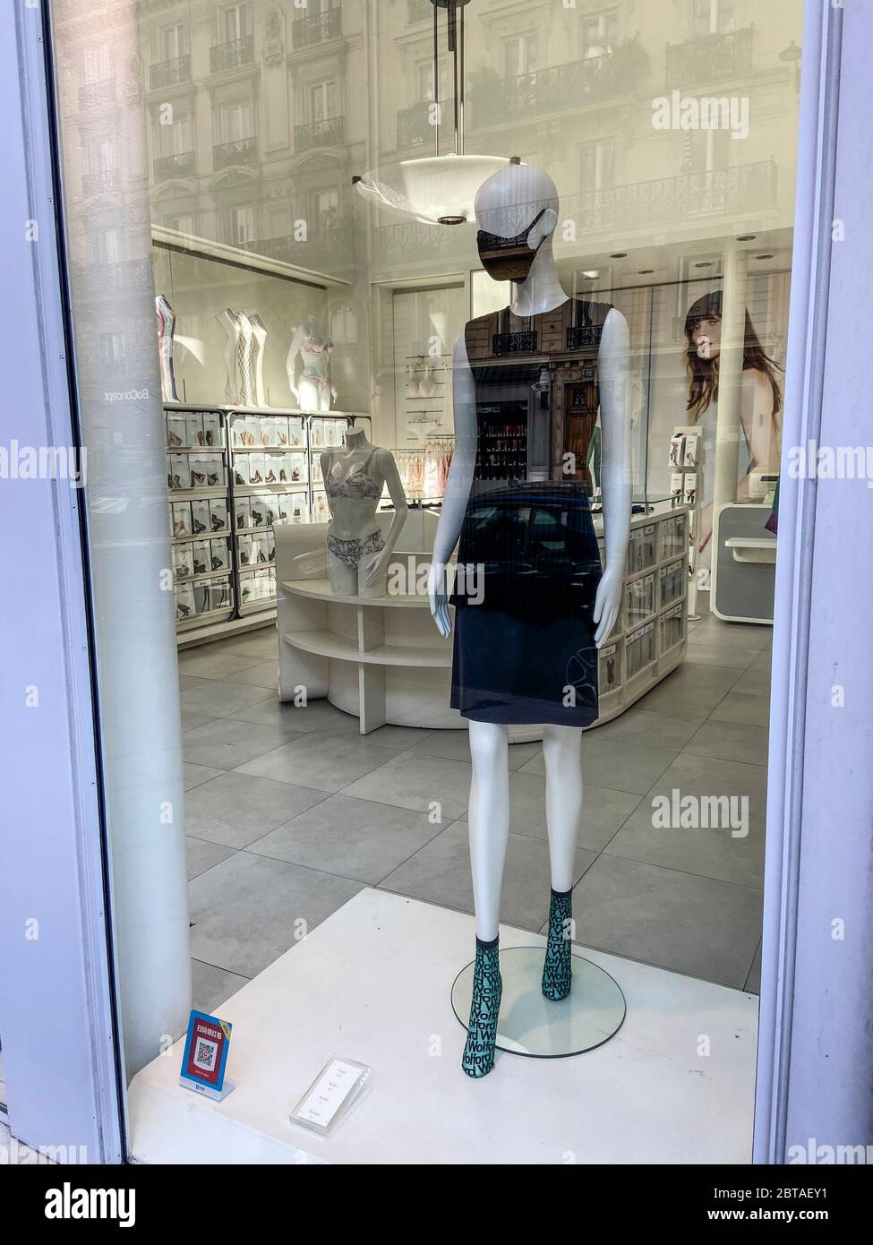 Black dress and mannequin hi-res stock photography and images - Alamy