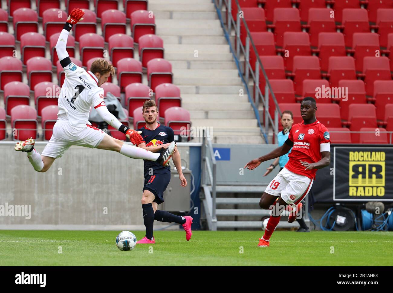 Mainz, Germany. 24th May, 2020. Football: Bundesliga, FSV Mainz 05 - RB  Leipzig, 27th day of play, in the Opel Arena. Timo Werner (M) from Leipzig  in action alongside Moussa Niakhate (r)