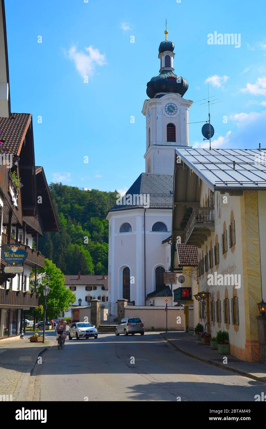 Oberaudorf, Bayern, Deutschland, Grenzort zu Österreich: Ortsmitte mit Kirche Stock Photo