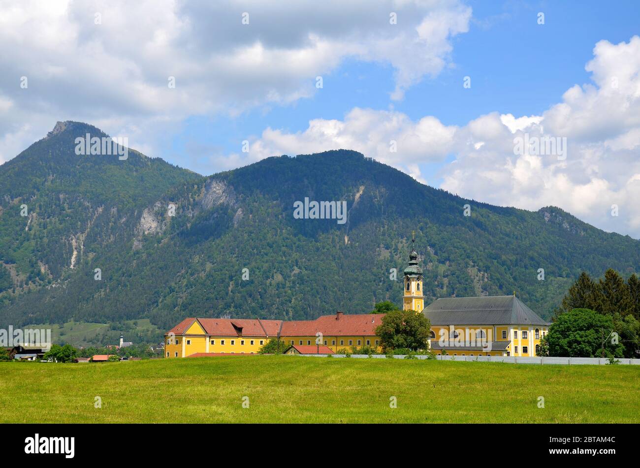 Oberaudorf, Bayern, Deutschland, Grenzort zu Österreich: Kloster Reisach mit den Alpen Stock Photo