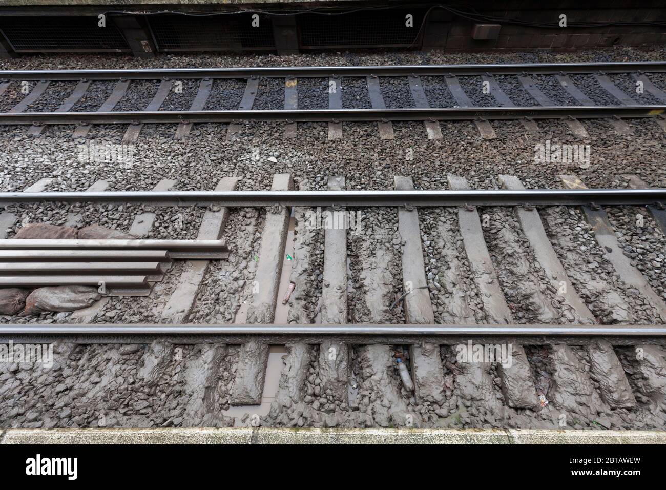 Wet bed / track pumping failure / mud pumping caused by clogged up