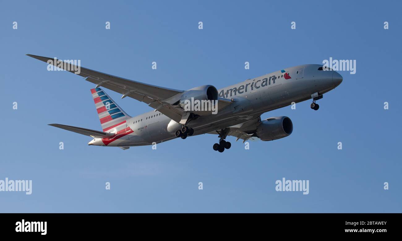 American Airlines Boeing 787 Dreamliner N812AA on final approach to London-Heathrow Airport LHR Stock Photo