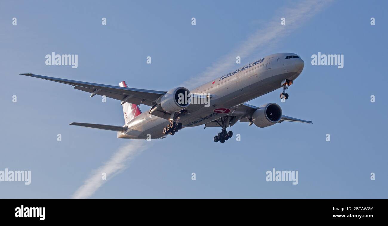 Turkish Airlines Boeing 777 TC-LJH on final approach to London-Heathrow Airport LHR Stock Photo