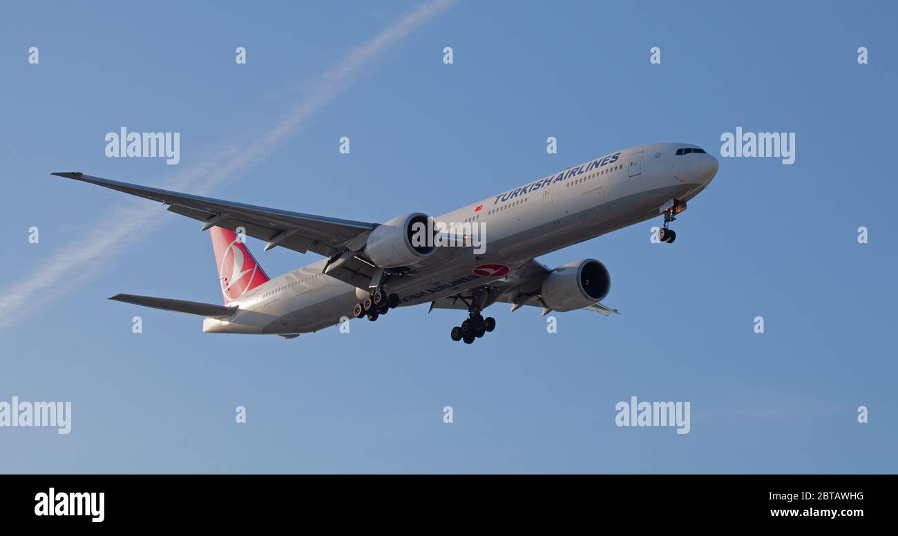 Turkish Airlines Boeing 777 TC-LJH on final approach to London-Heathrow Airport LHR Stock Photo