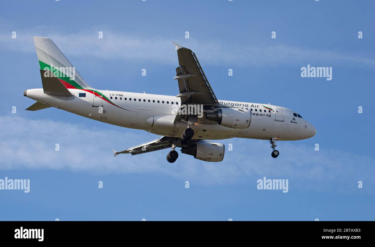 Bulgaria Air Airbus a319 LZ-FBB on final approach to London-Heathrow Airport LHR Stock Photo