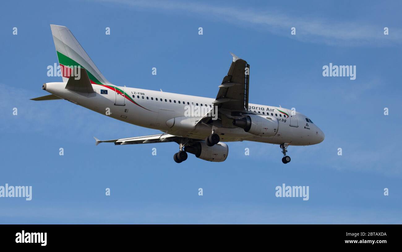 Bulgaria Air Airbus a319 LZ-FBB on final approach to London-Heathrow Airport LHR Stock Photo