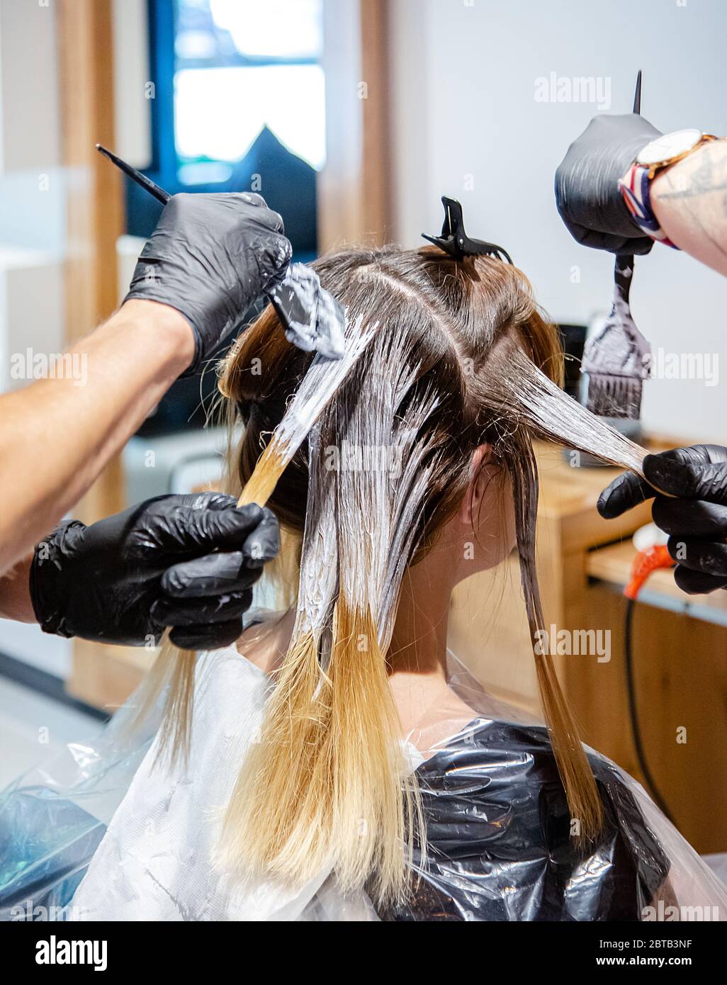 Woman salon foil hi-res stock photography and images - Alamy