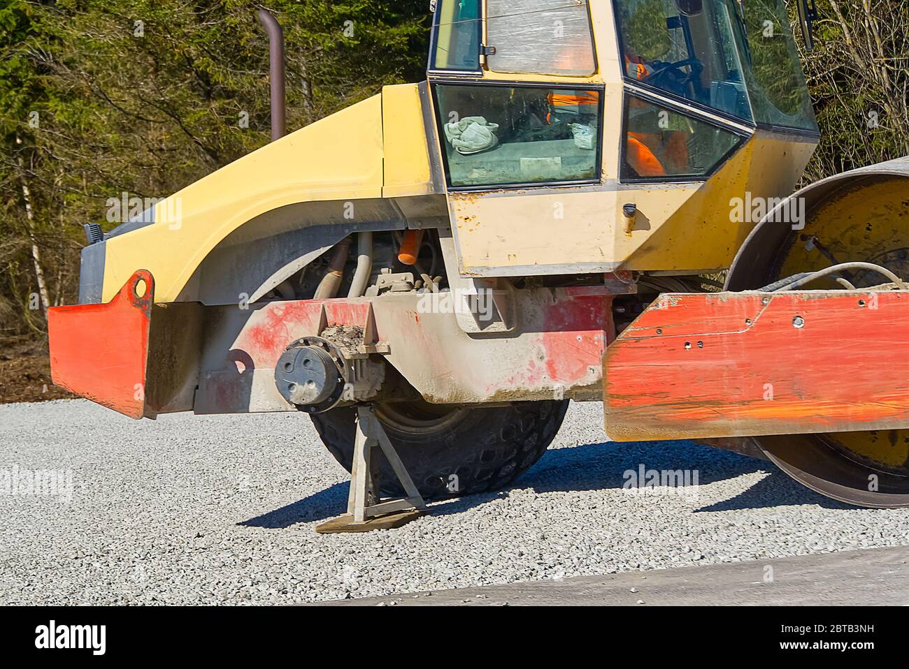 road roller with a broken wheel. Road roller compactor on highway ,these  used to compact gravel, concrete or soil in road construction Stock Photo -  Alamy