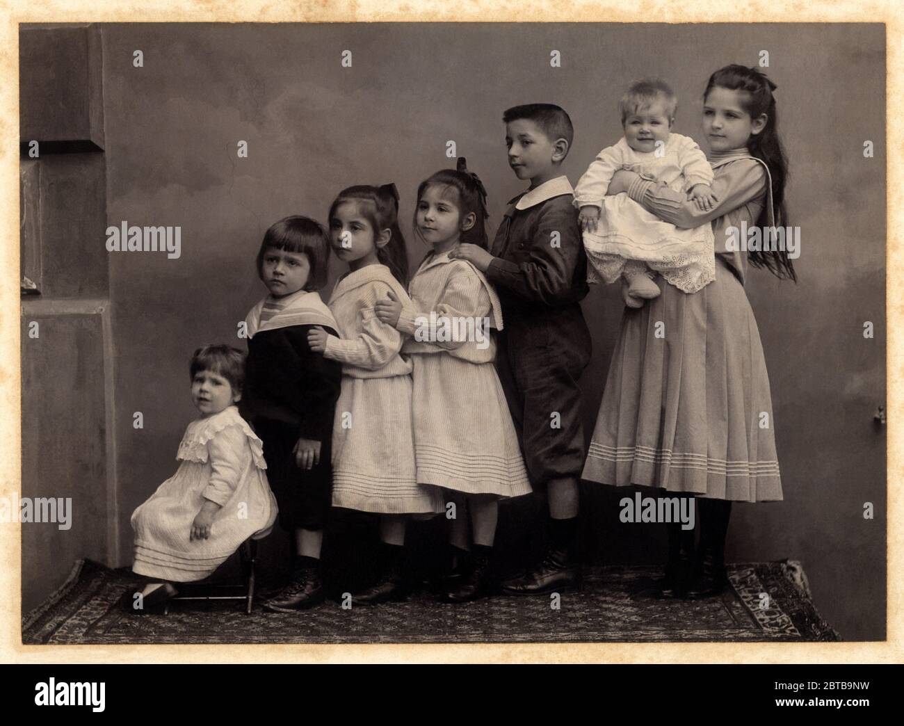 1910 c., GENOVA, ITALY : Seven children brothers and sisters . Photo by unknown photographer . - FAMILY - FAMIGLIA - SETTE FRATELLI - FRATELLO - BROTHER - SORELLE - SORELLA - esplosione demografica - incremento demografico - ITALIA - FOTO STORICHE - HISTORY PHOTOS - BAMBINO - BAMBINI - CHILDREN - CHILD - BABY - CHILDHOOD - INFANZIA - BABY  - INFANZIA - ANNI DIECI - '10 - 10's ----  Archivio GBB Stock Photo