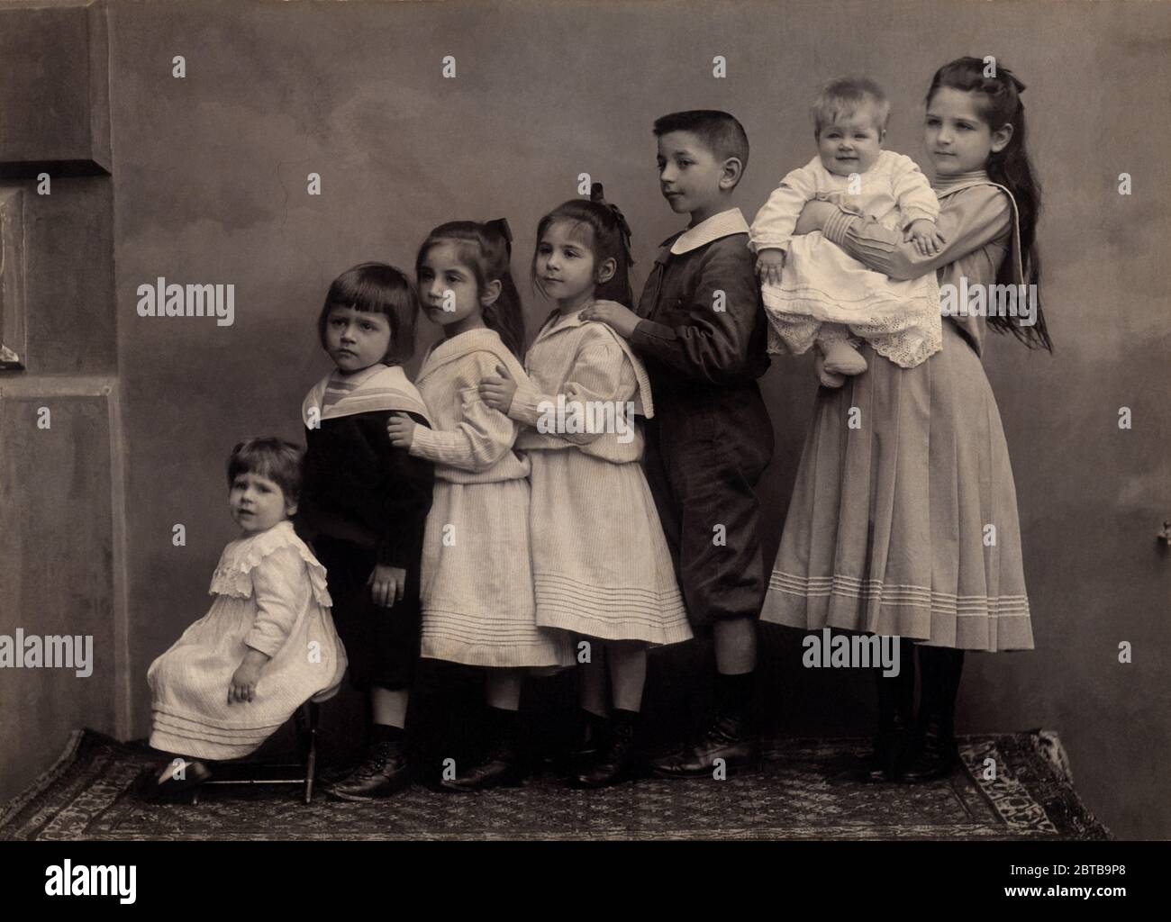 1910 c., GENOVA, ITALY : Seven children brothers and sisters . Photo by unknown photographer . - FAMILY - FAMIGLIA - SETTE FRATELLI - FRATELLO - BROTHER - SORELLE - SORELLA - esplosione demografica - incremento demografico - ITALIA - FOTO STORICHE - HISTORY PHOTOS - BAMBINO - BAMBINI - CHILDREN - CHILD - BABY - CHILDHOOD - INFANZIA - BABY  - INFANZIA - ANNI DIECI - '10 - 10's ----  Archivio GBB Stock Photo