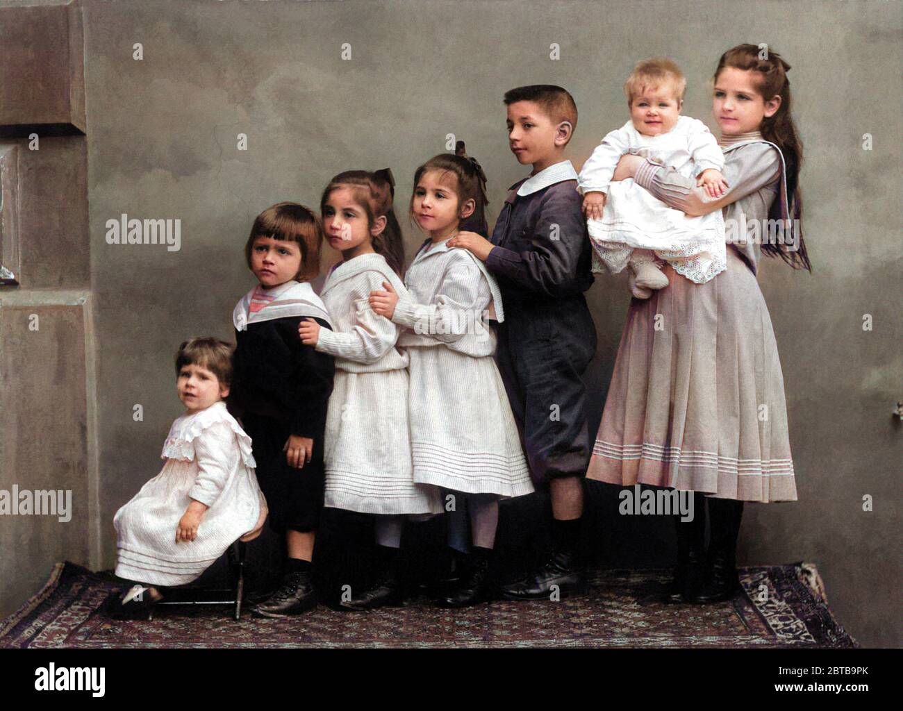 1910 c., GENOVA, ITALY : Seven children brothers and sisters . Photo by unknown photographer . DIGITALLY COLORIZED . - FAMILY - FAMIGLIA - FRATELLI - FRATELLO - BROTHER - SORELLE - SORELLA - esplosione demografica - incremento demografico - ITALIA - FOTO STORICHE - HISTORY PHOTOS - BAMBINO - BAMBINI - CHILDREN - CHILD - BABY - CHILDHOOD - INFANZIA - BABY  - INFANZIA - ANNI DIECI - '10 - 10's ----  Archivio GBB Stock Photo