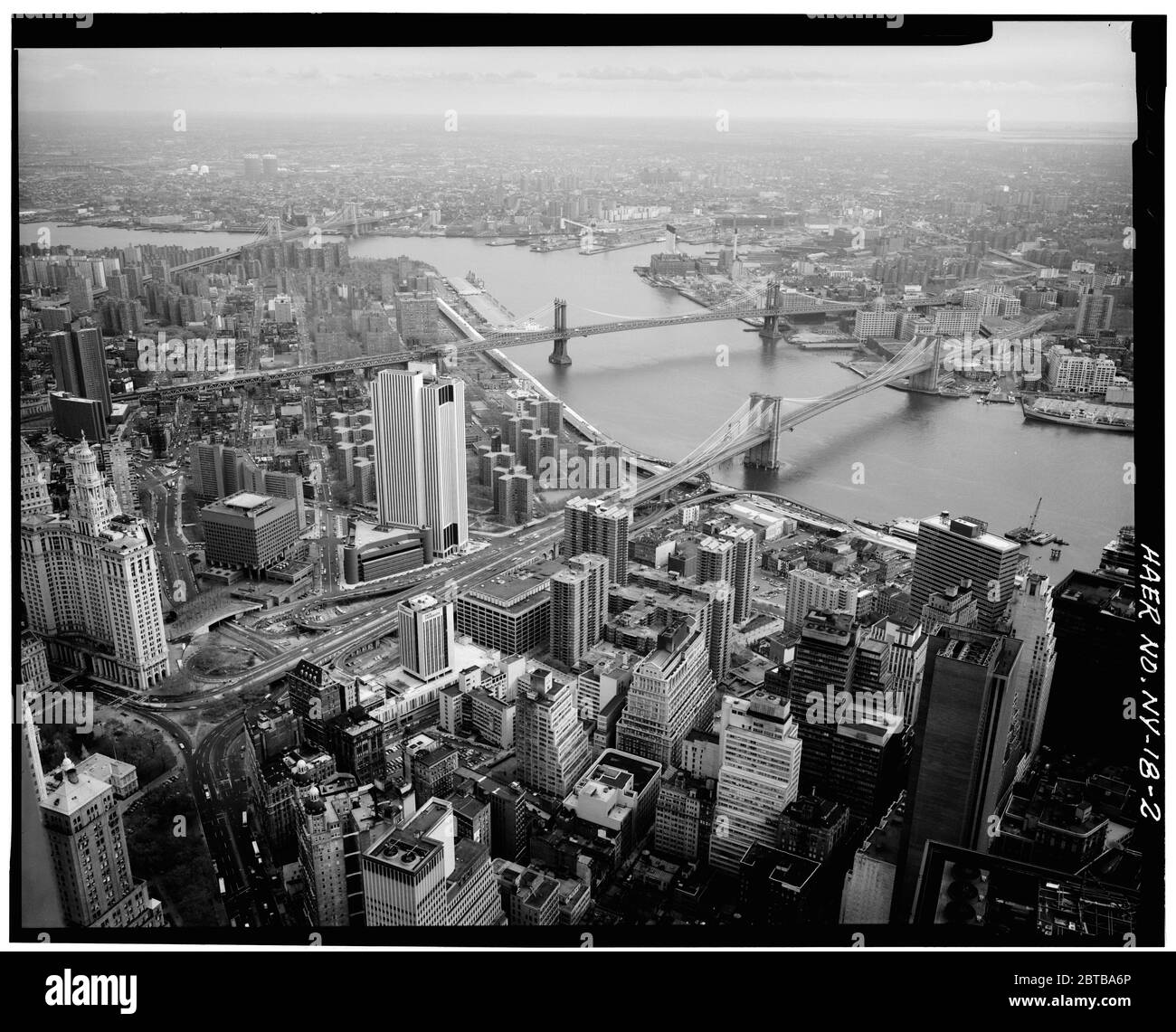 1982, NEW YORK , USA :  View looking  from top of World Trade Tower .  Brooklyn Bridge, Spanning East River between Park Row , Manhattan and Sands Street , Brooklyn , New York, New York County, NY . The great East River suspension bridge, opened the day 24 may 1883 -- Connecting the cities of New York and Brooklyn  . Photo by Jet Lowe  ( images made by the U.S. Government ) - BROOKLYN BRIDGE - PONTE DI BROOKLYN - FOTO STORICHE - HISTORY - GEOGRAFIA - GEOGRAPHY  -  landscape - paesaggio - veduta - panorama - fiume Hudson river  - landscape  - TORRI GEMELLE - TWIN TOWERS  ---- Archivio GBB Stock Photo