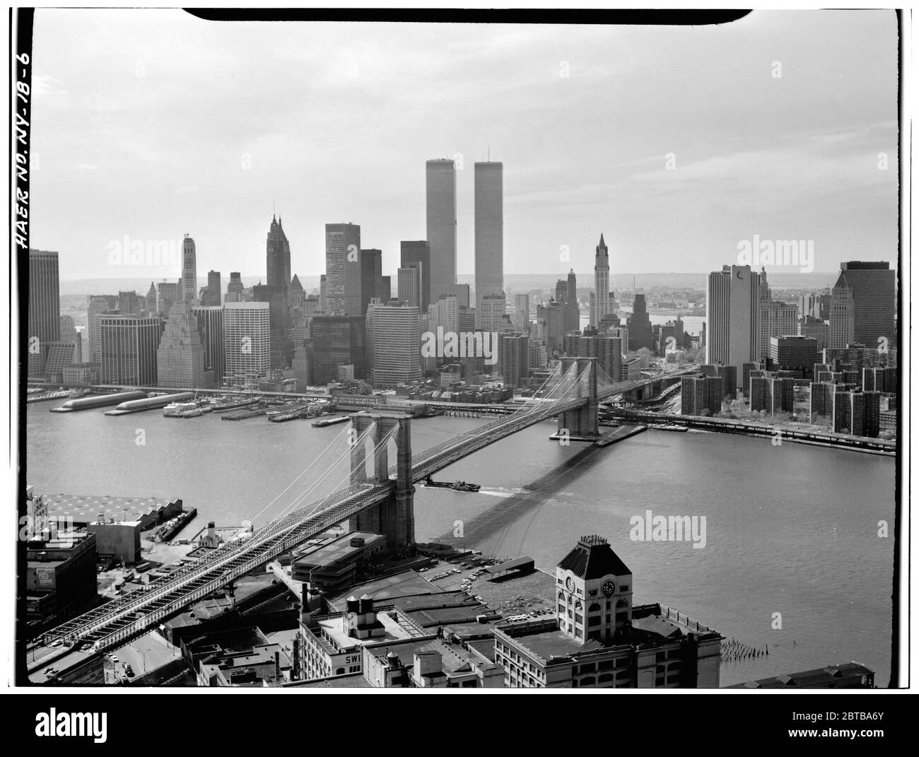 1978 , NEW YORK , USA :  View looking W towards Manhattan. - Brooklyn Bridge, Spanning East River between Park Row, Manhattan and Sands Street, Brooklyn, New York, New York County, NY.  The great East River suspension bridge, opened the day 24 may 1883 -- Connecting the cities of New York and Brooklyn  . Photo by Jack Boucher  ( images made by the U.S. Government ) - BROOKLYN BRIDGE - PONTE DI BROOKLYN - FOTO STORICHE - HISTORY - GEOGRAFIA - GEOGRAPHY  - landscape - paesaggio - veduta - panorama - fiume Hudson river  - landscape  - TORRI GEMELLE - TWIN TOWERS  --- NOT FOR ADVERTISING USE ----N Stock Photo