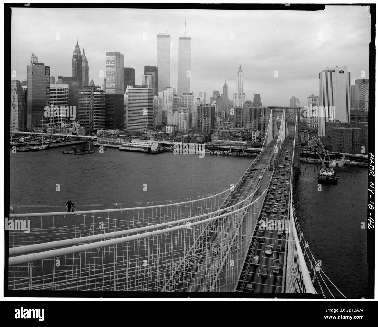 1982 , NEW YORK , USA :  View from top of Brooklyn Tower looking NW showing main cables and suspendors with lower Manhattan in the background. Brooklyn Bridge, Spanning East River between Park Row, Manhattan and Sands Street, Brooklyn, New York, New York County, NY The great East River suspension bridge, opened the day 24 may 1883 . Connecting the cities of New York and Brooklyn  . Photo by Jet Lowe ( images made by the U.S. Government ) - BROOKLYN BRIDGE - PONTE DI BROOKLYN - FOTO STORICHE - HISTORY - GEOGRAFIA - GEOGRAPHY  - landscape - paesaggio - veduta - panorama - fiume Hudson river  - l Stock Photo