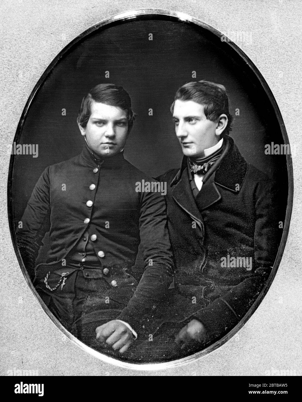 1850 , USA  : Daguerreotype of  brothers  William Hazard ( 1833 - 1888 ) and Moses Augustus Field (born 1831 ). - foto storiche -  PHOTO HYSTORY  - portrait - ritratto - DAGHERROTIPO - DAGHERROTIPIA  - ragazzo - ragazzi - giovane uomo - giovanotto - young man - men - uomini - child - children - fratelli - brothers - collar - colletto - tie - cravatta - STORIA DELLA FOTOGRAFIA - MODA - FASHION - XIX SECOLO CENTURY - OTTOCENTO - '800 - 800's  - CHILDHOOD - INFANZIA - LGBT - GAY - COPPIA - COUPLE - DUO --- Archivio GBB Stock Photo