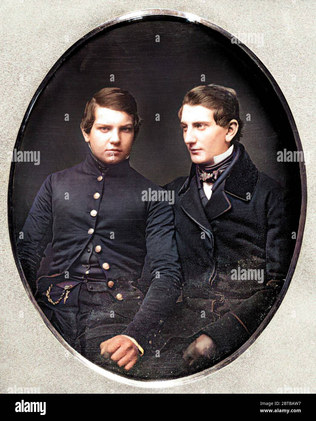 1850 , USA  : Daguerreotype of  brothers  William Hazard ( 1833 - 1888 ) and Moses Augustus Field (born 1831 ). DIGITALLY COLORIZED . - foto storiche -  PHOTO HYSTORY  - portrait - ritratto - DAGHERROTIPO - DAGHERROTIPIA  - ragazzo - ragazzi - giovane uomo - giovanotto - young man - men - uomini - child - children - fratelli - brothers - collar - colletto - tie - cravatta - STORIA DELLA FOTOGRAFIA - MODA - FASHION - XIX SECOLO CENTURY - OTTOCENTO - '800 - 800's  - CHILDHOOD - INFANZIA - LGBT - GAY - COPPIA - COUPLE - DUO --- Archivio GBB Stock Photo